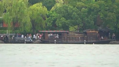 國慶首日嘉興南湖景區游客激增，超萬人次登島游覽，景區管理有序應對